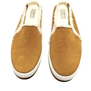 KEDS GOLD WITH SHEEP LIKE TRIM MULES UNIQUE EXCELLENT CONDITION SZ 7.5